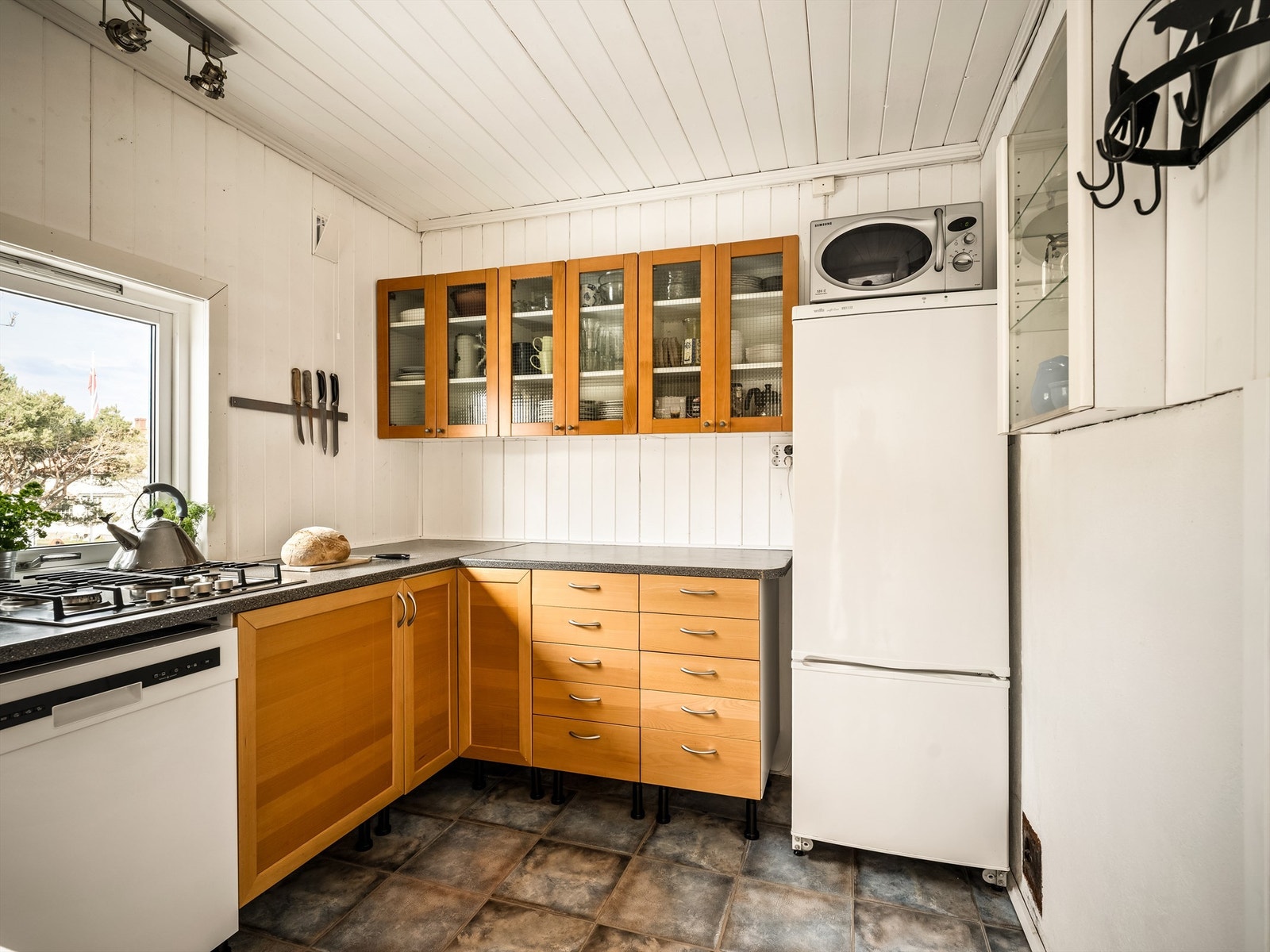 Frittstående hvitevarer i form av kjøleskap og oppvaskmaskin medfølger. Galleribilde