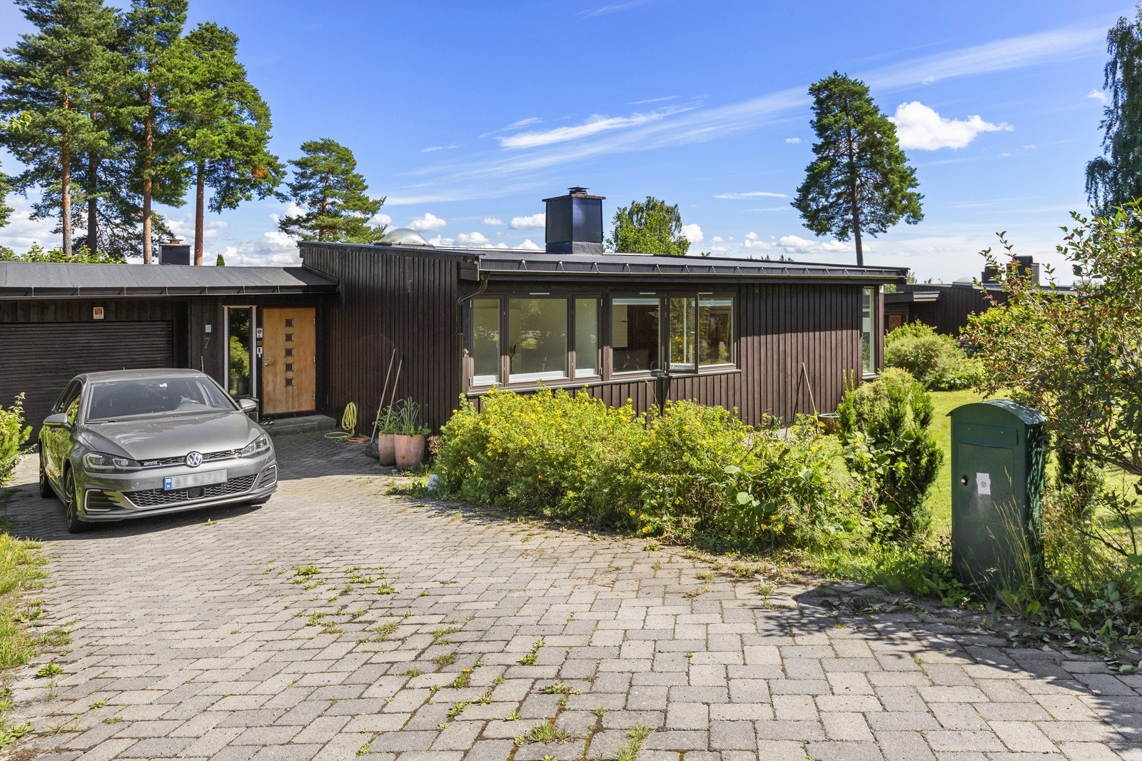 Inngang, garasje og oppstillingsplass Galleribilde