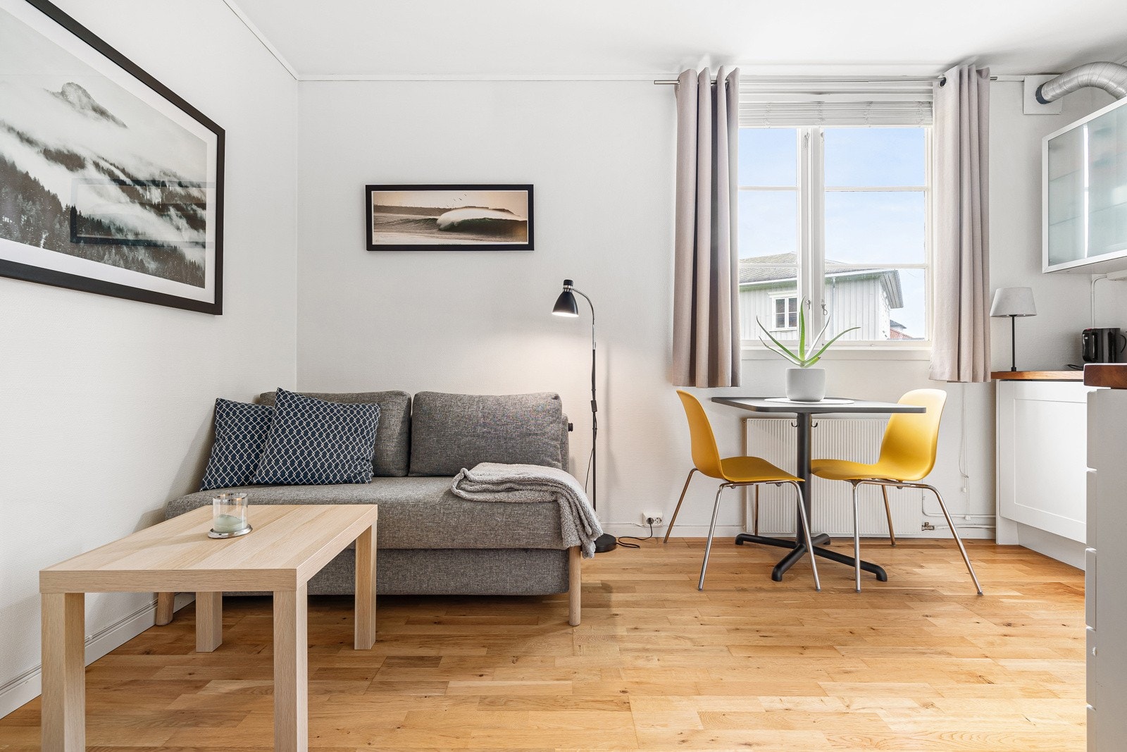 Leiligheten varmes opp med radiatorer koblet på sentralvarme. Galleribilde