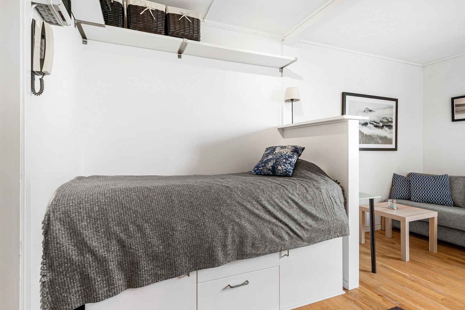Sovealkoven er praktisk innredet med skuffer under seng og hyller over for oppbevaring. Galleribilde