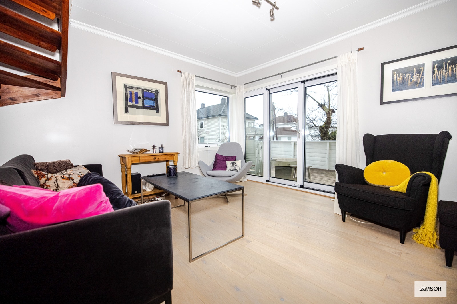 Fra terrassen har du tilgang til hage. På terrassen er det gode solforhold. Galleribilde