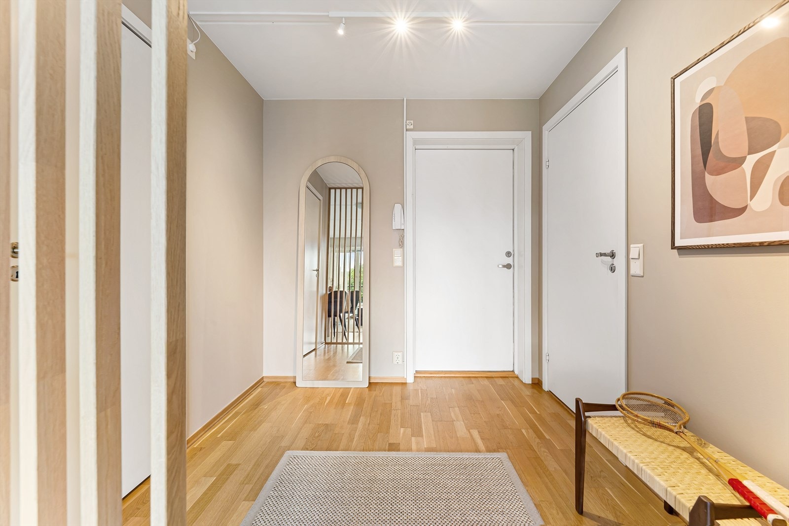 Velkommen inn! Leiligheten har en romslig og lys entré som skaper et umiddelbart godt førsteinntrykk. Fra gangen har du også direkte adkomst til en praktisk innvendig bod. Galleribilde