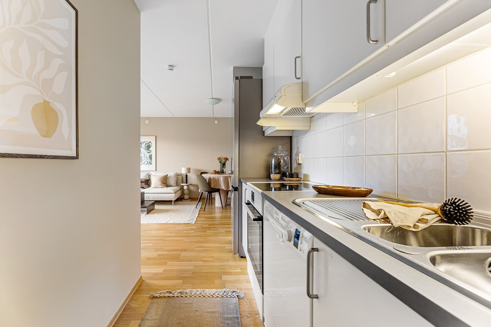 Kjøkkenet har glatte fronter og laminat benkeplate med nedfelt vask- og skyllekum. Det er avtrekk over kokeplass. Galleribilde