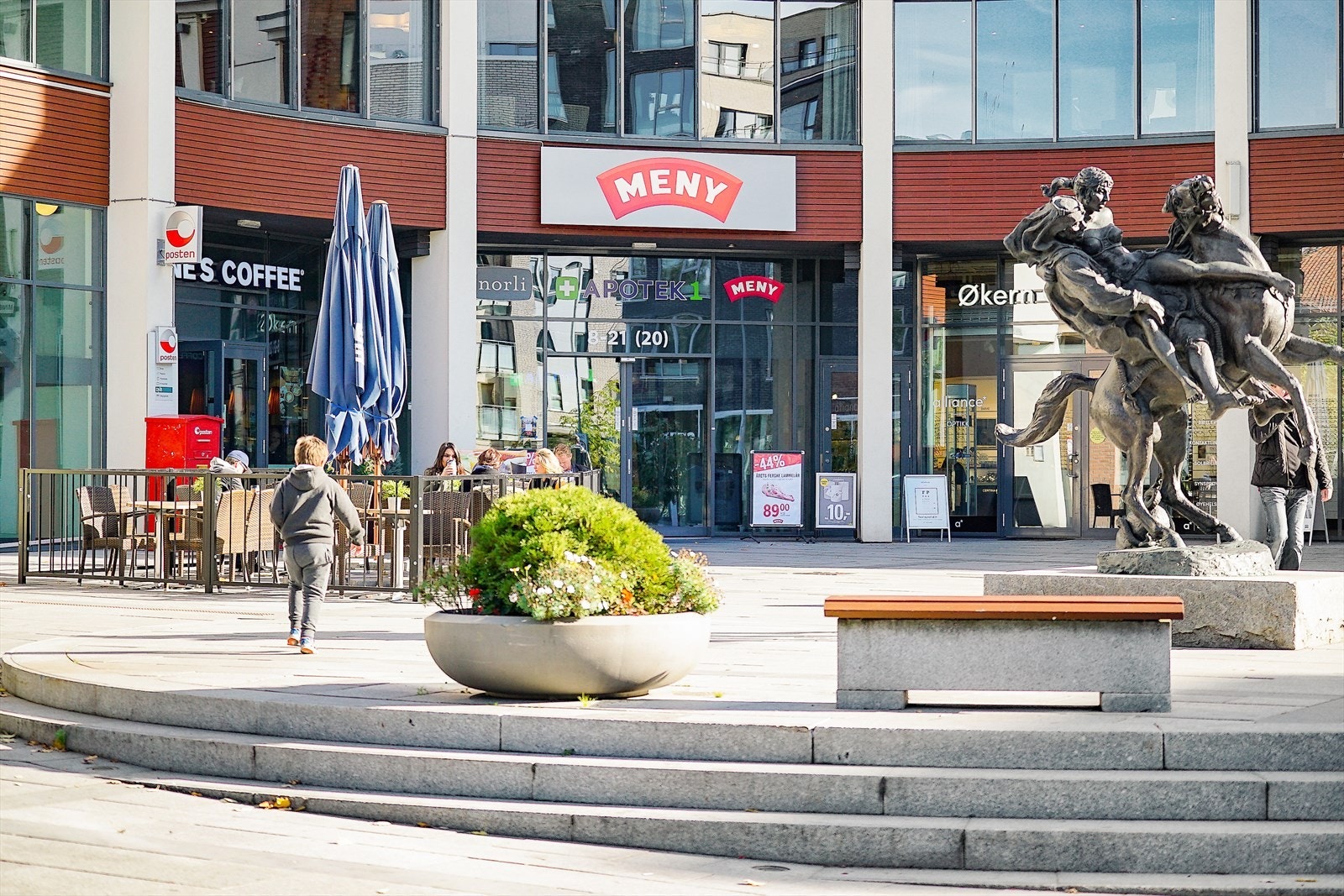 Løren Torg hvor man finner apotek, kafé og dagligvare m.m. Galleribilde