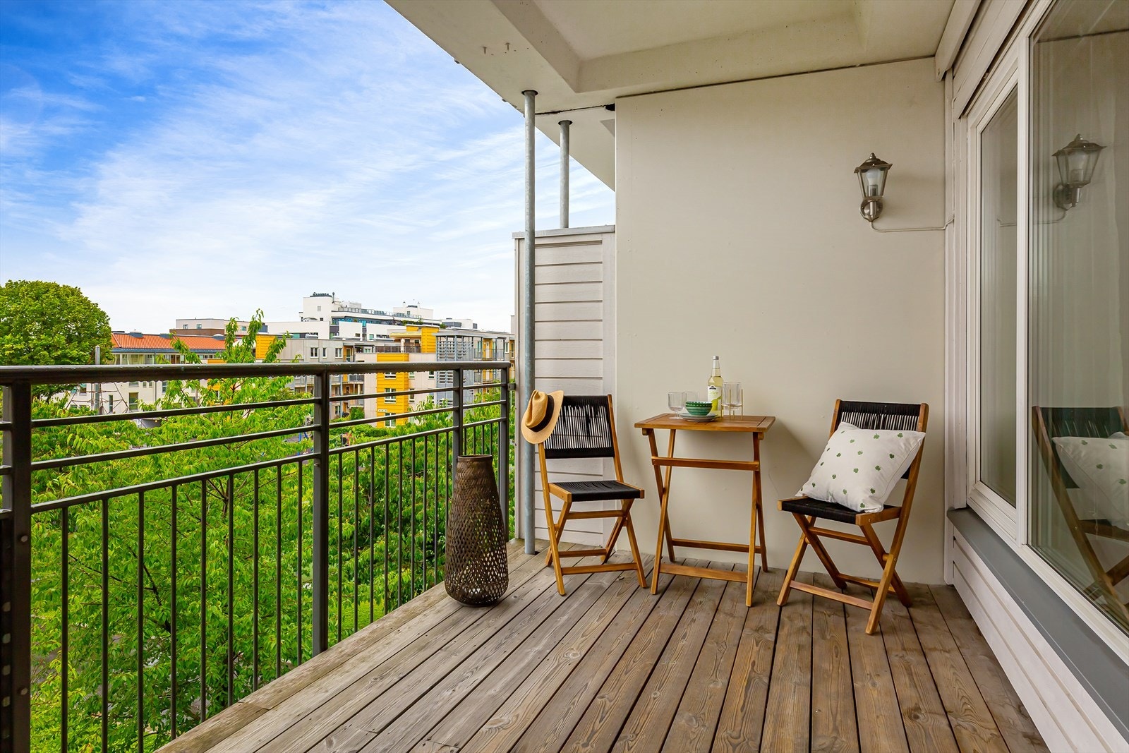 På vår- og sommerhalvåret blir balkongen som en forlengelse av stuen og innbyr til mer samvær og fine stunder med familie og venner. Galleribilde