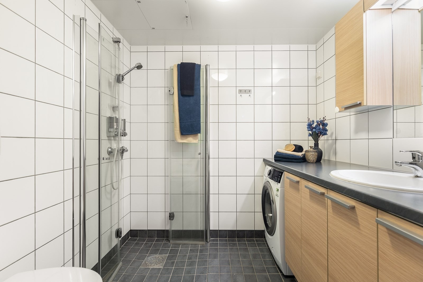 Badet er flislagt med behagelig varme i gulv. Galleribilde