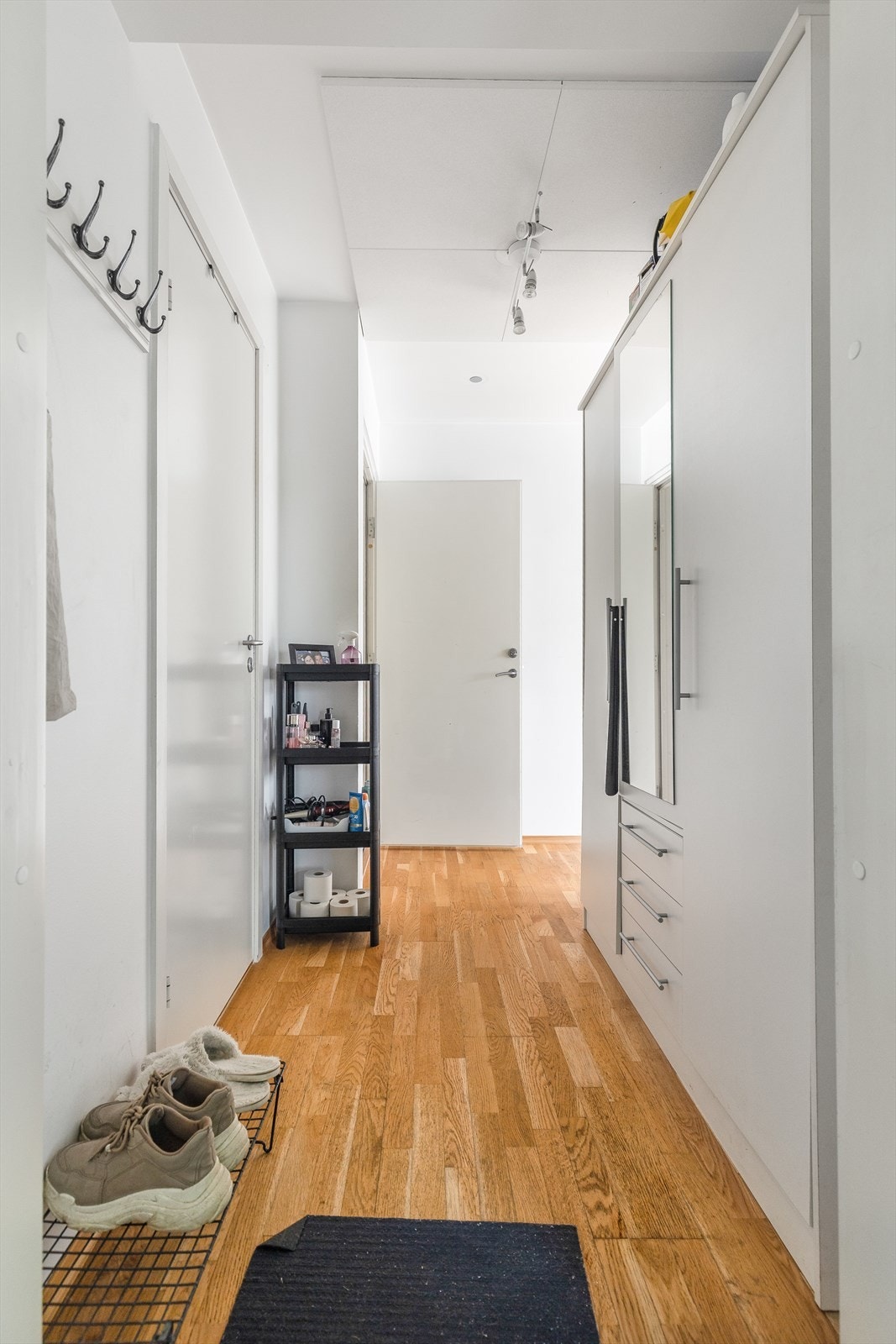 Utleiedelen består av entré/gang, kjøkken, 2 soverom og bad. Galleribilde