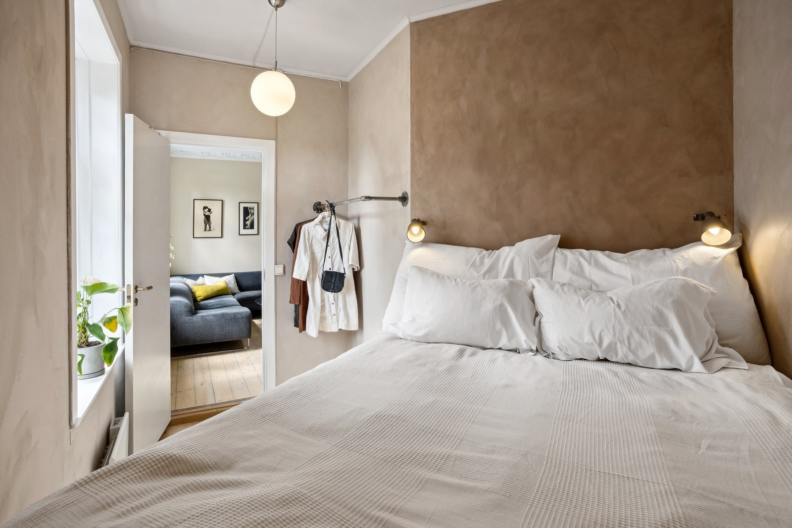 Leiligheten har et romslig soverom. Galleribilde