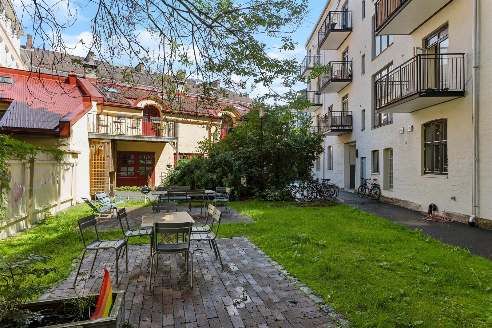 I bakgården finner du flere sittegrupper, grill og sykkelstativer. Galleribilde