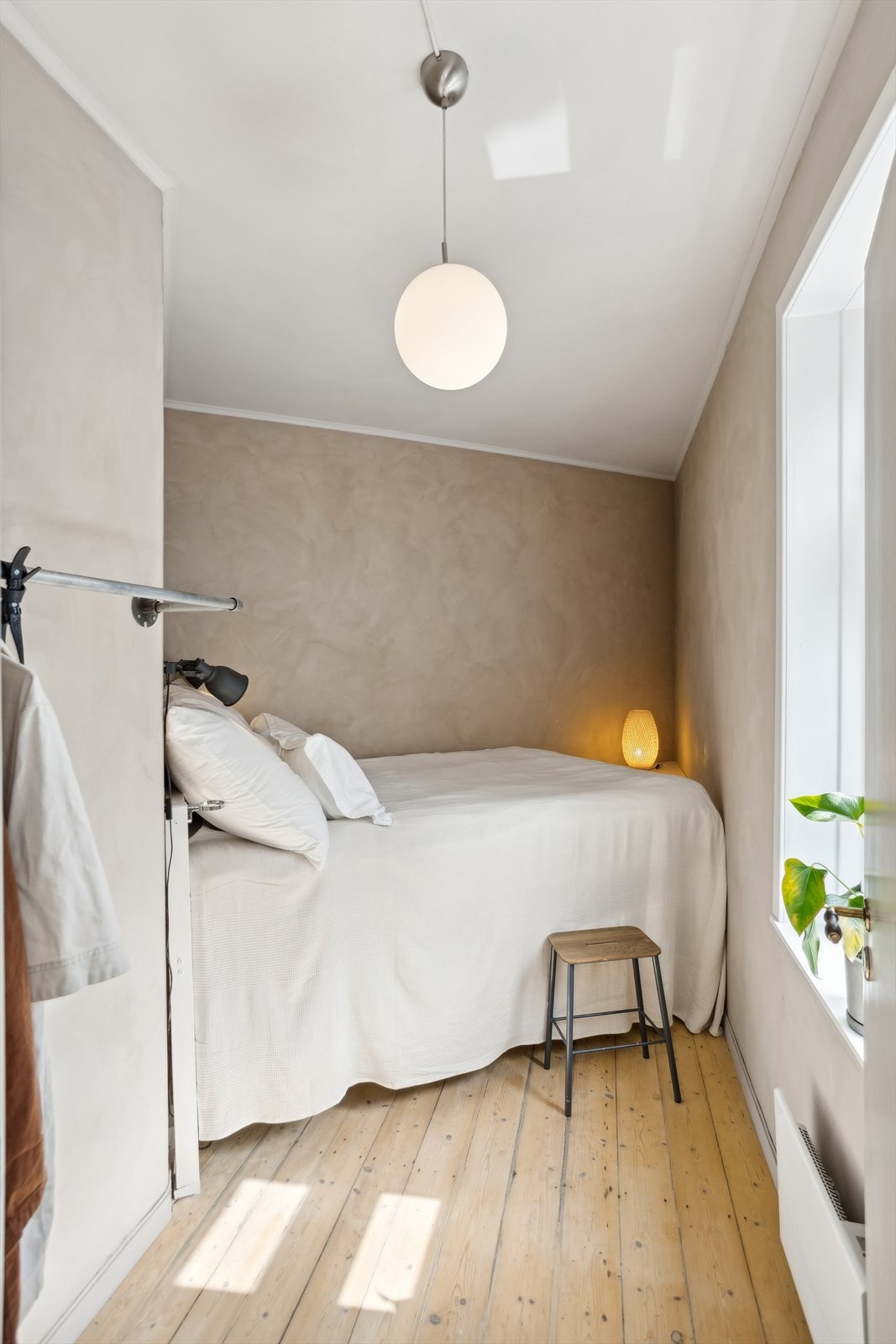 Det er plass til en stor seng og tilhørende nattbord. Galleribilde