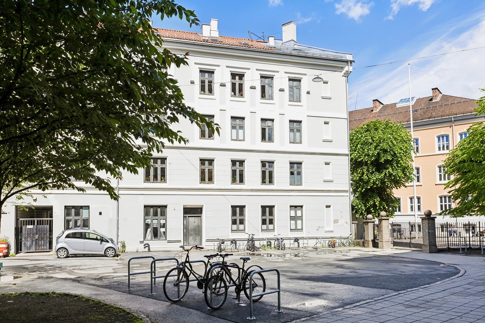 Beliggenheten oppleves som god, med nærhet til dagligvarebutikk, offentlig transport, treningssentre, skoler og fine parkområder. Galleribilde