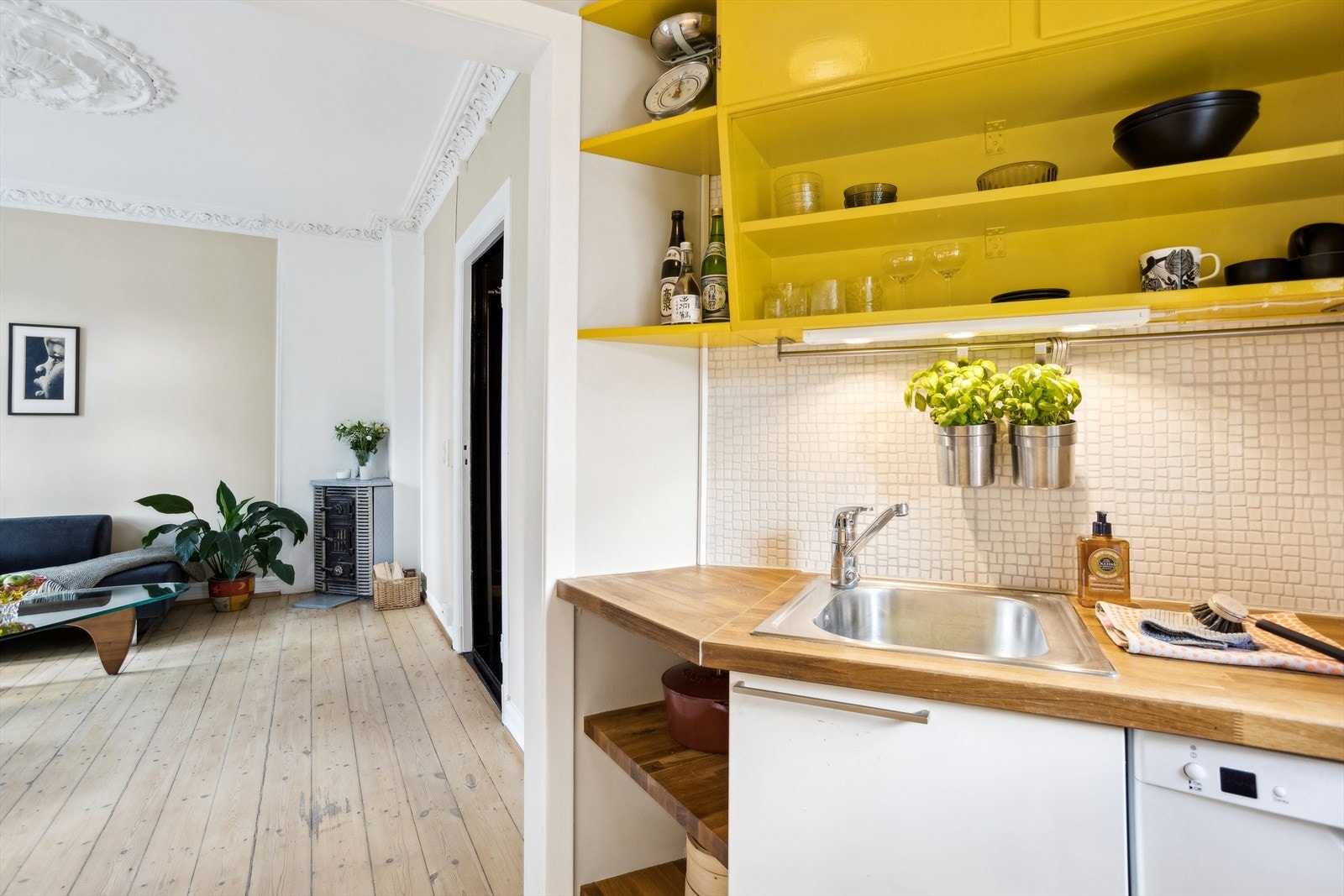 Innredningen er tidløs, med lyse, slette fronter og benkeplate med nedfelt vaskekum og tilhørende kjøkkenkran. Galleribilde