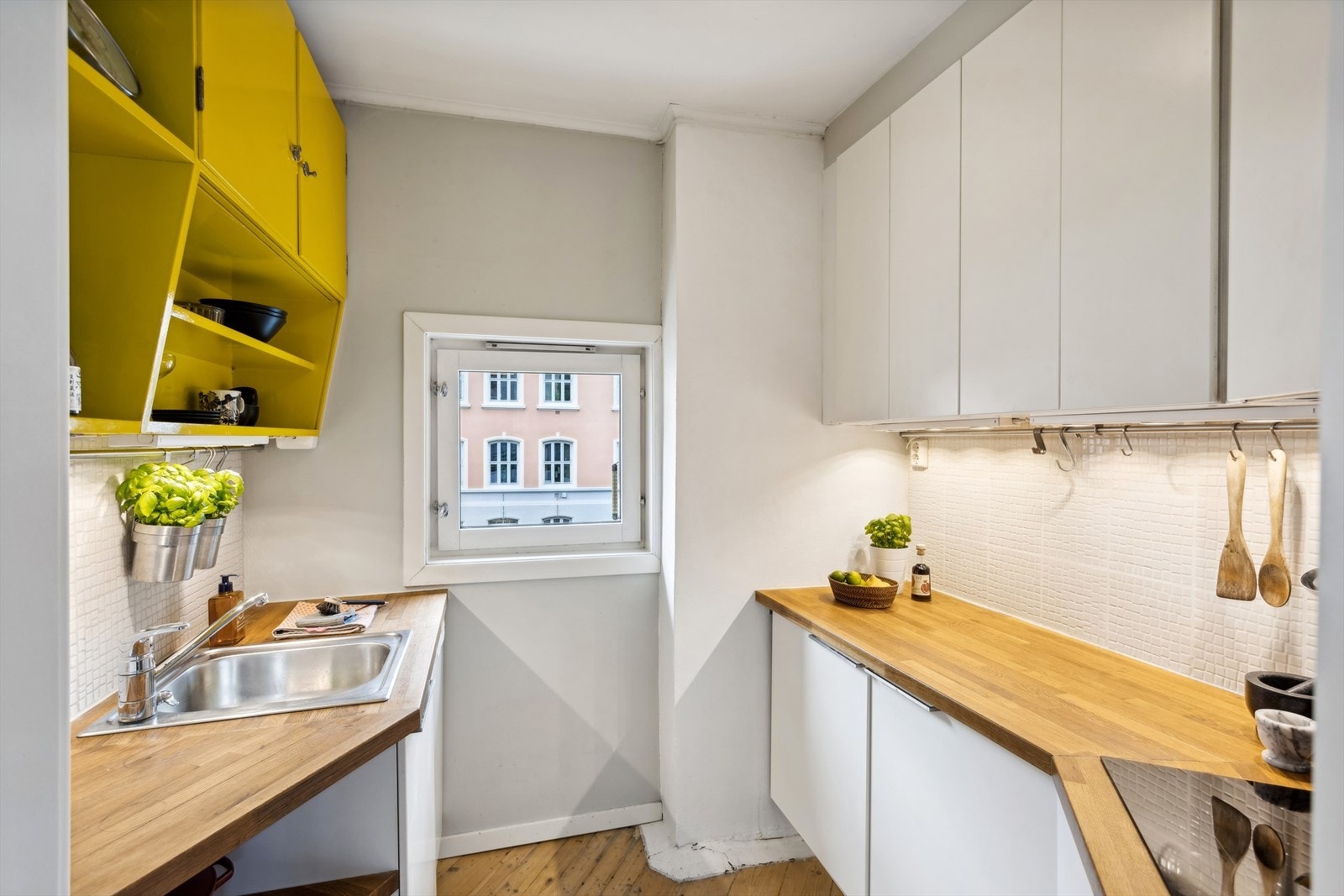 Kjøkkenet ligger adskilt i eget rom. Galleribilde