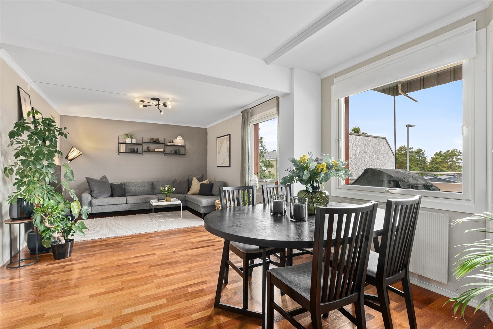 Store vindusflater og godt med naturlig lys. Galleribilde