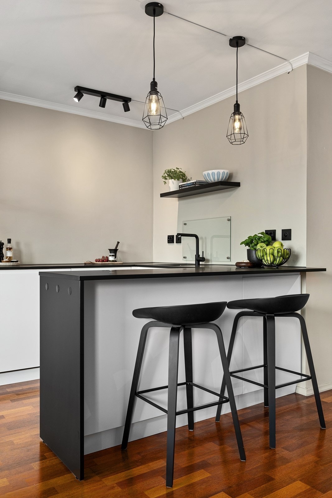 Fin og praktisk barløsning mot stue. Galleribilde