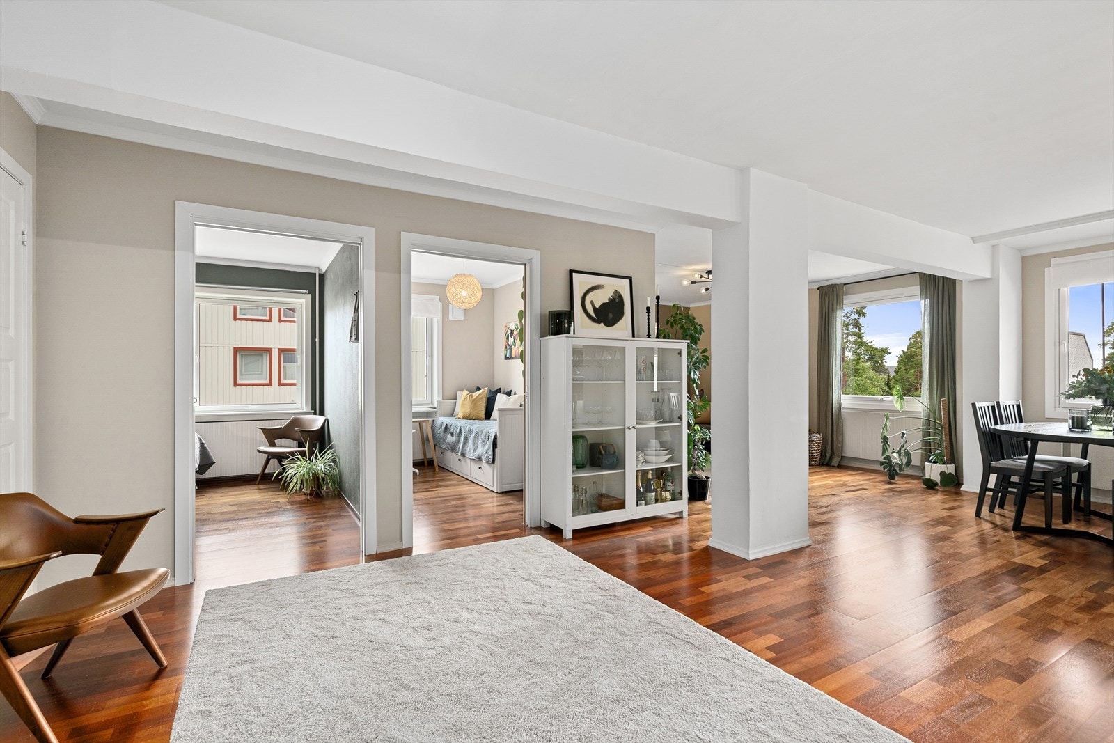 "Vi har likt godt den åpne løsningen mellom kjøkken, stue og gang. Dette gjør at leiligheten oppleves som svært stor, og det er plass til mange middagsgjester." Sitat selger. Galleribilde