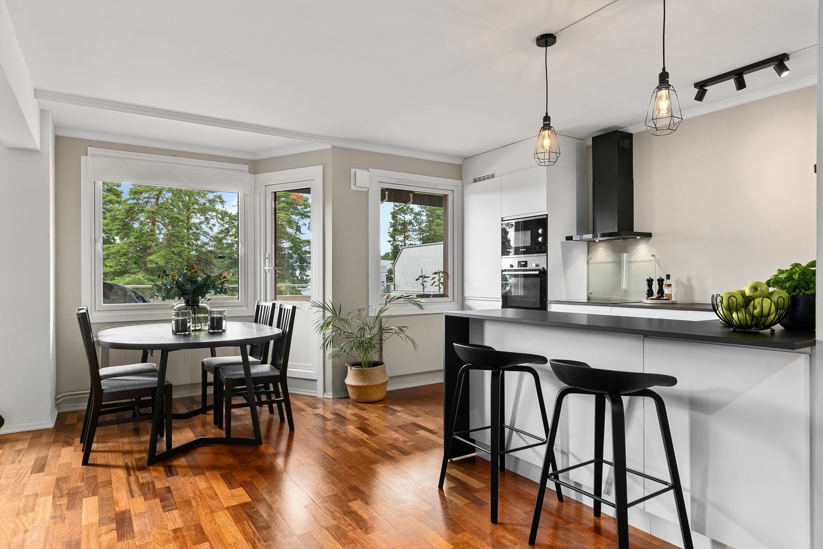 Åpen og fin løsning mellom kjøkken, spisestue, balkong og stue. Galleribilde