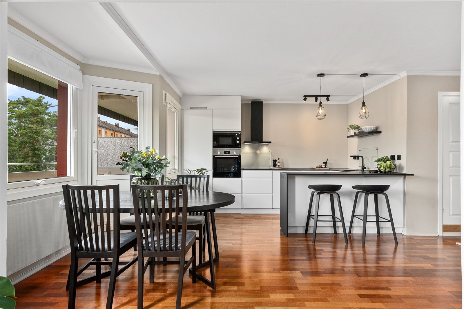 Velkommen til Vetlandsveien 78A, en pen og romslig 3 roms leilighet med balkong! Galleribilde