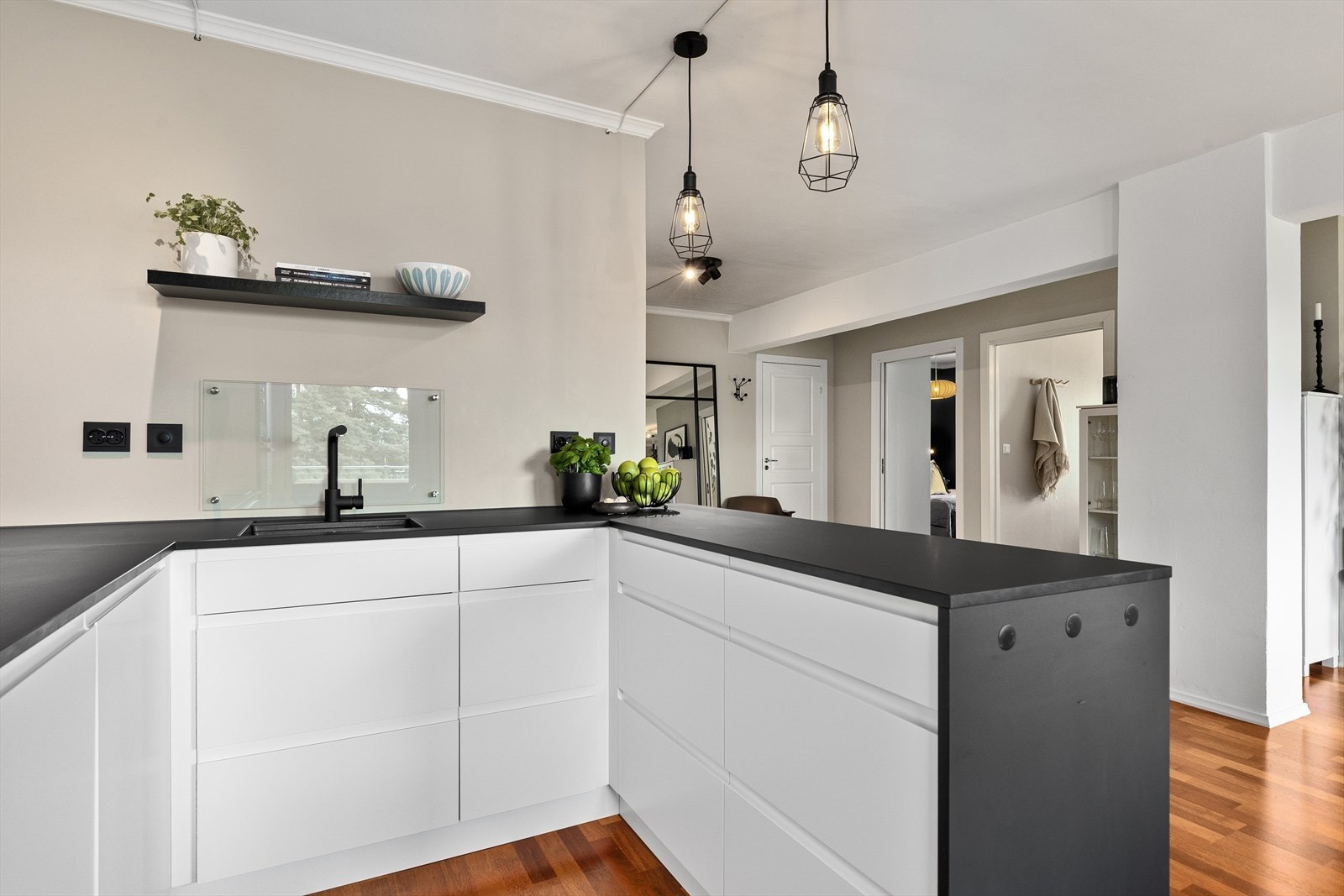 Planlimt oppvaskkum med ettgreps blandebatteri. Galleribilde