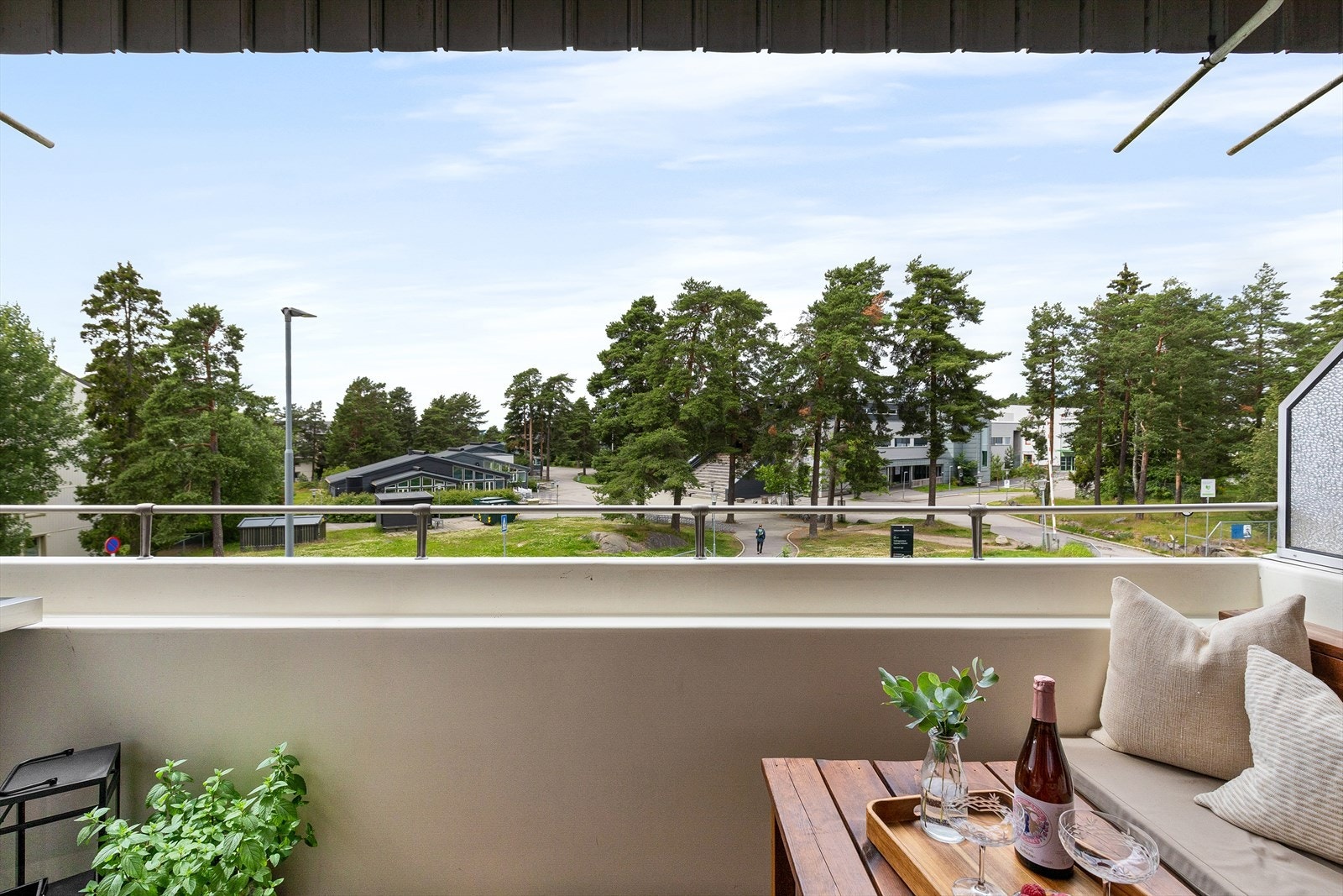 "Vi har vært veldig glad i balkongen. Den har perfekte solforhold på sommeren etter arbeidstid, slik at man kan utnytte det fine været helt til sola går ned" Sitat selger Galleribilde