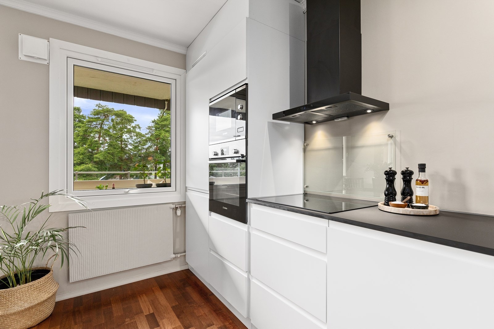 Integrert oppvaskmaskin, kjøle- og fryseskap, stekeovn, mikrobølgeovn og induksjonstopp. Galleribilde