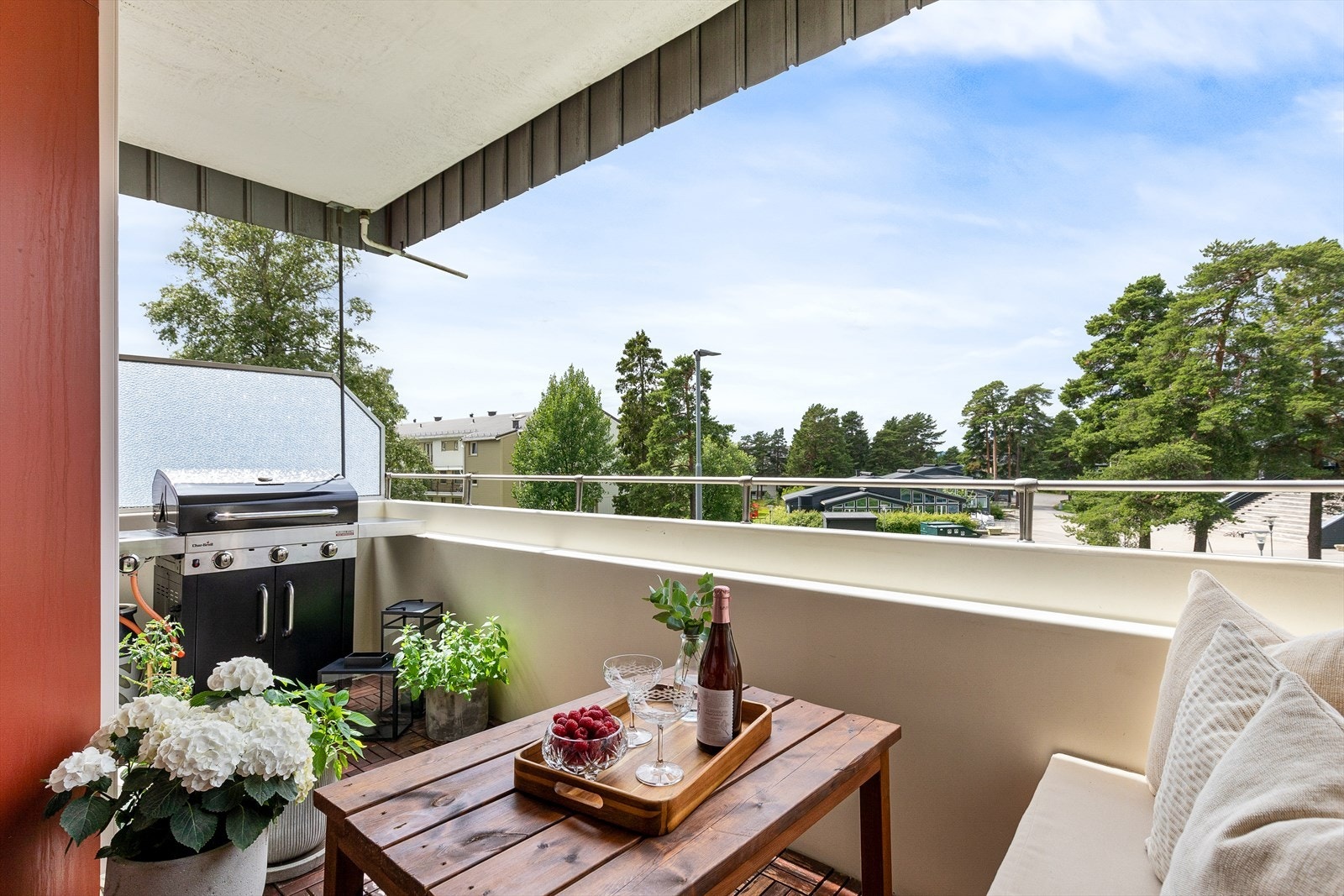 Balkongen ligger åpent og luftig uten bebyggelse foran. Galleribilde