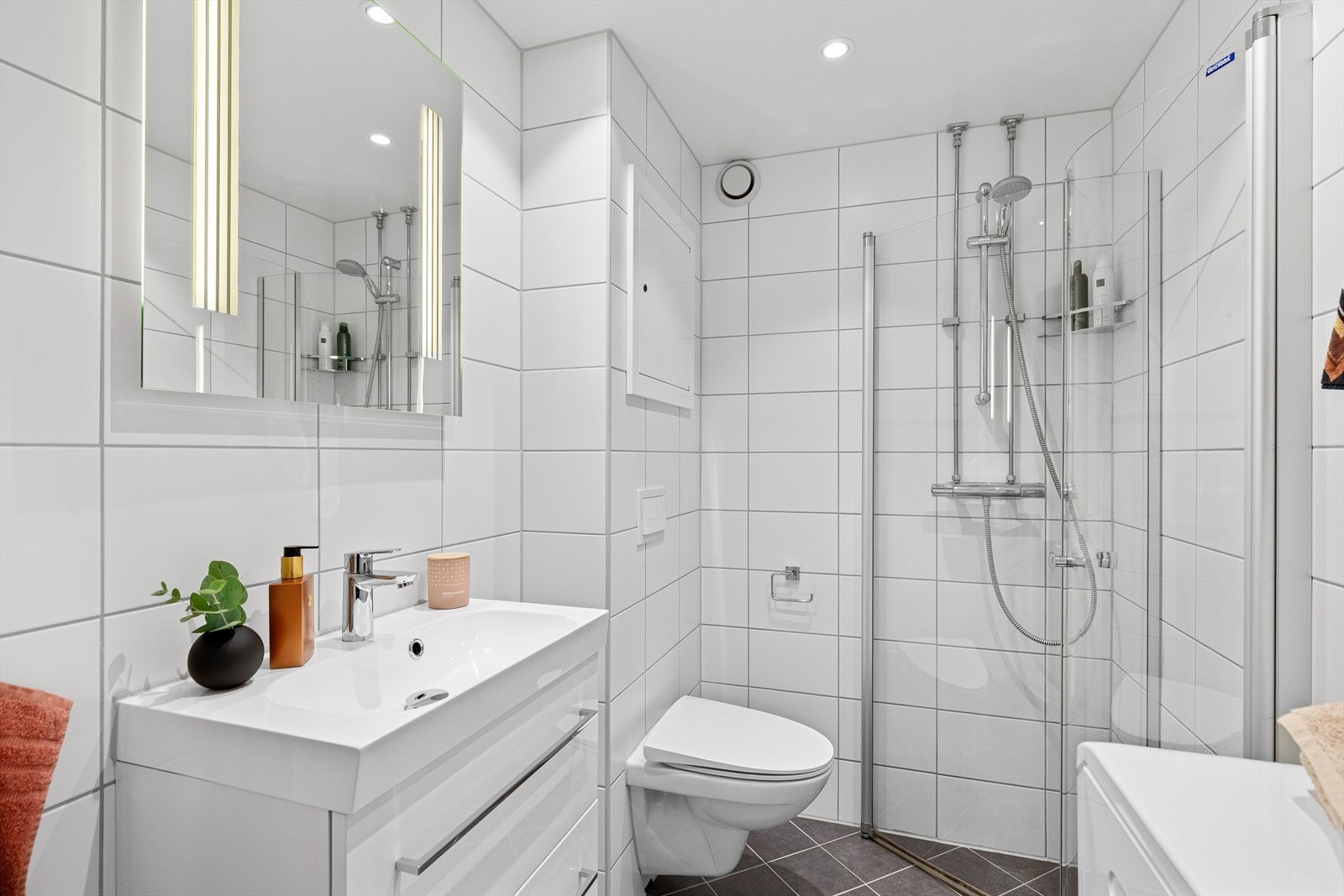 Pent, flislagt bad renovert i 2017 i regi av borettslaget. Galleribilde