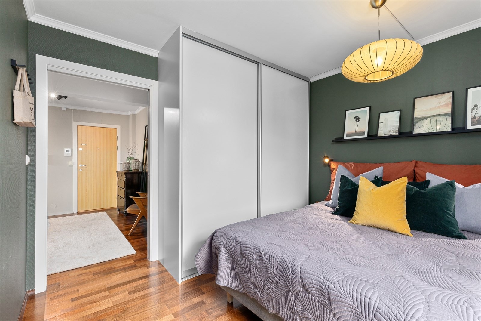 Hovedsoverommet har også en romslig skyvedørsgarderobe. Galleribilde