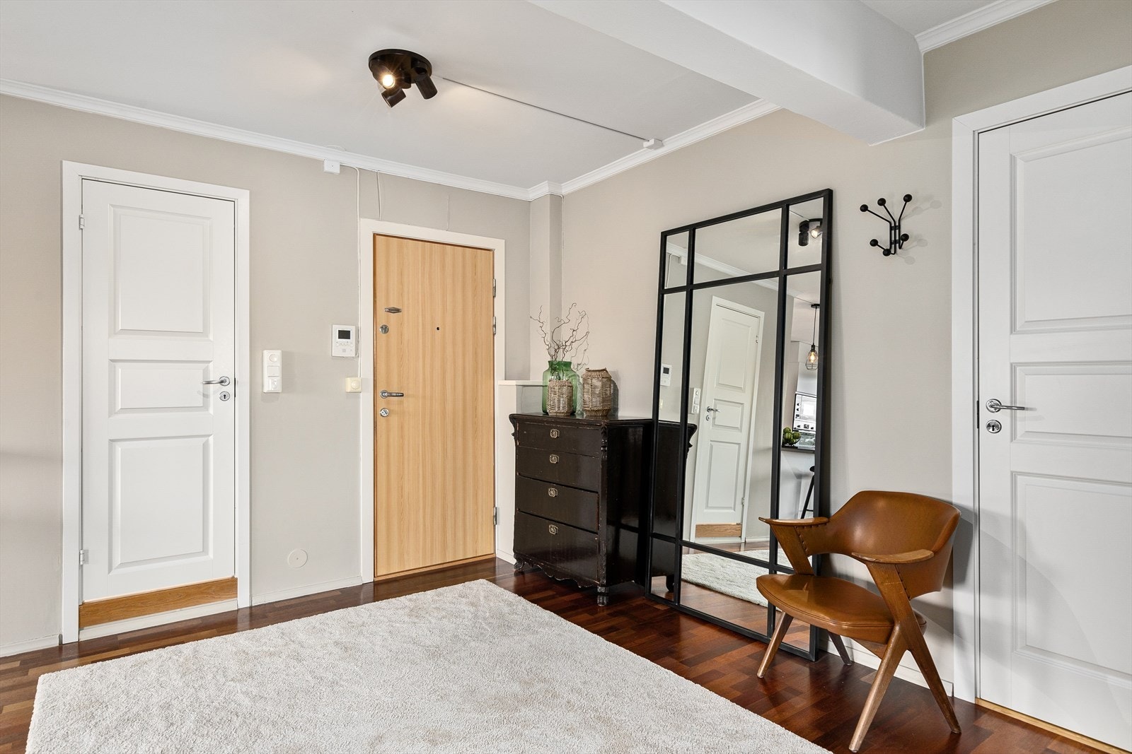 På høyresiden er døren til innvendig bod, på venstre siden er døren til badet. Galleribilde