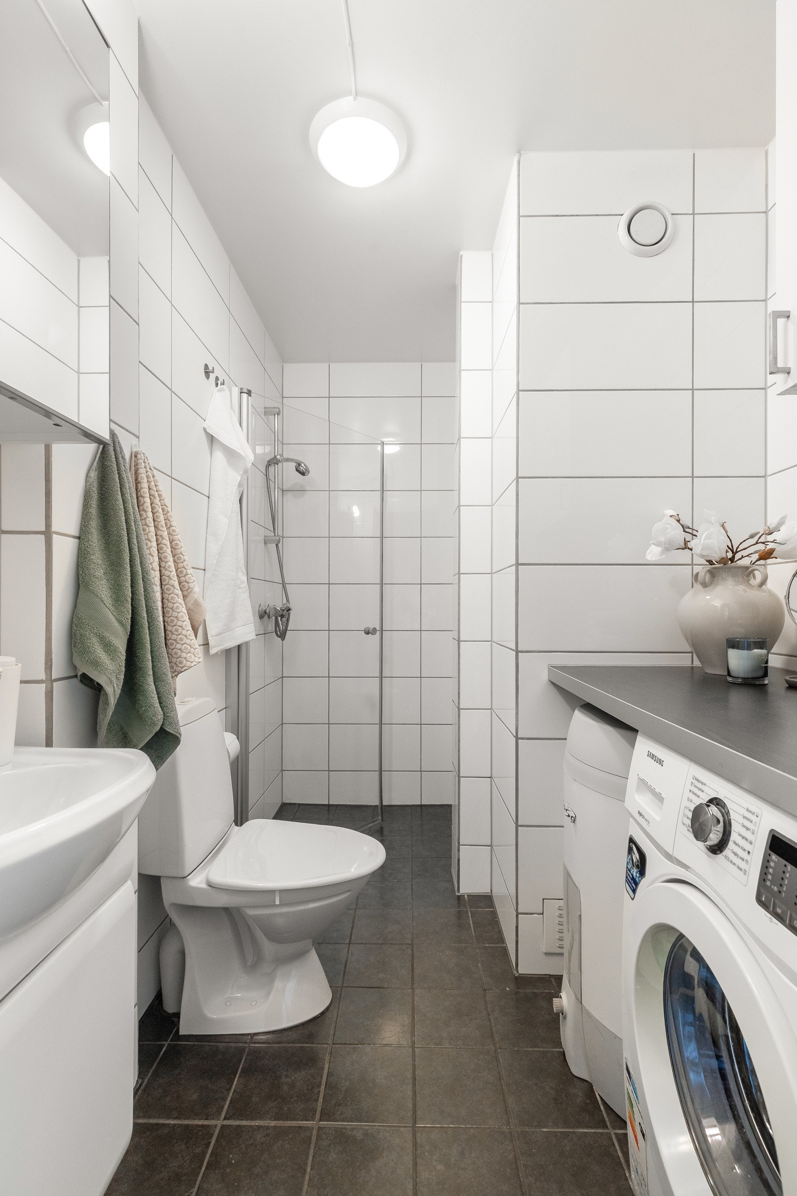 Våtrommet er godt utnyttet og er utstyrt med servant med tilhørende servantskap, dusjnisje, toalett, og har opplegg for vaskemaskin. Galleribilde