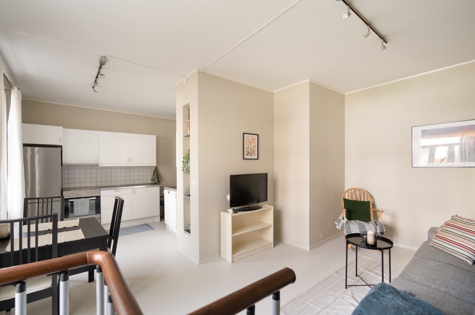 Videre innover i leiligheten har du en lys og luftig stue. Galleribilde