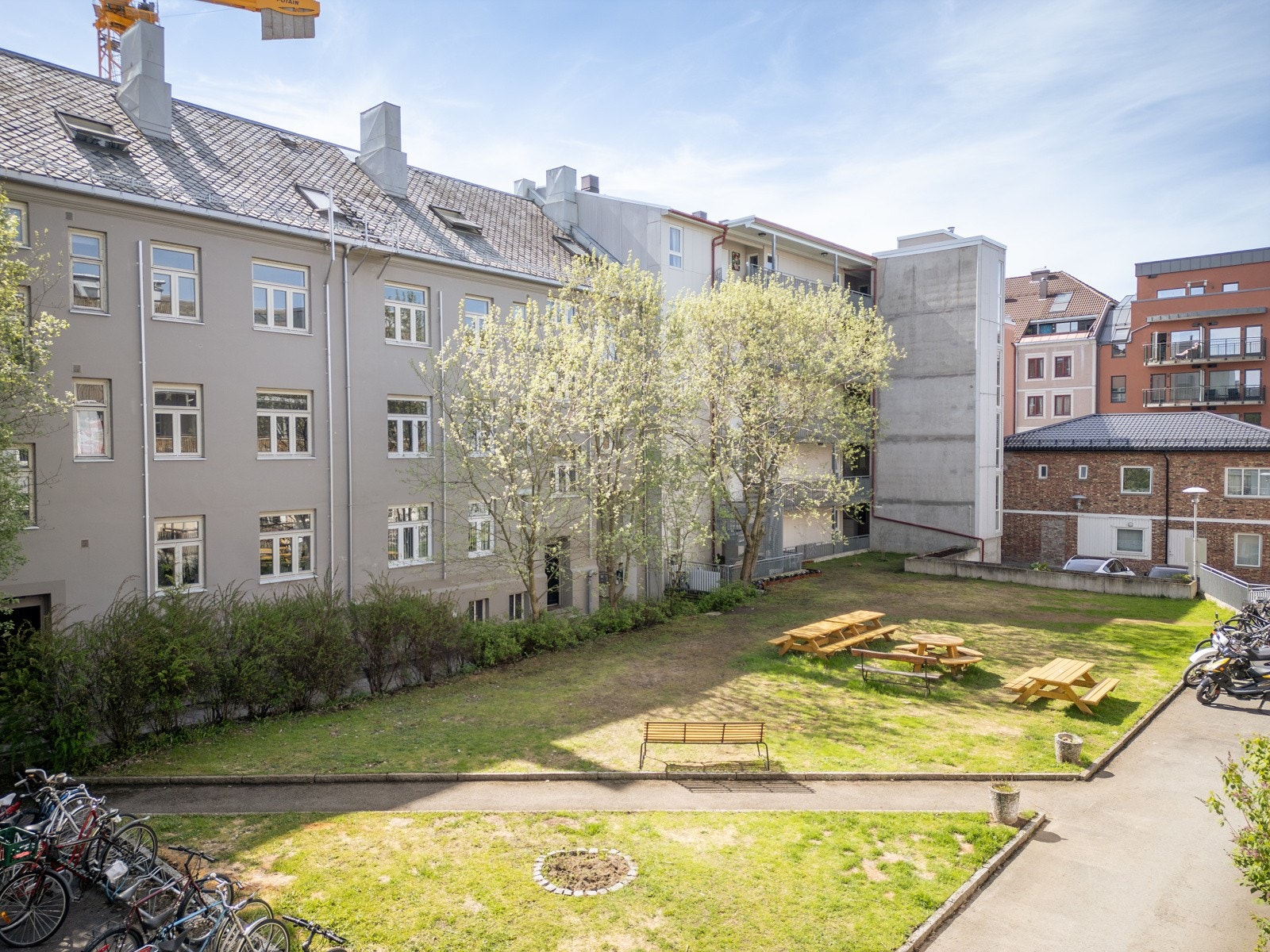 Boligen er en del av sameiet Frostaveien 4, som består av 19 selveierleiligheter. Sameiet har fine fellesarealer med sykkelparkering i bakgården. Galleribilde
