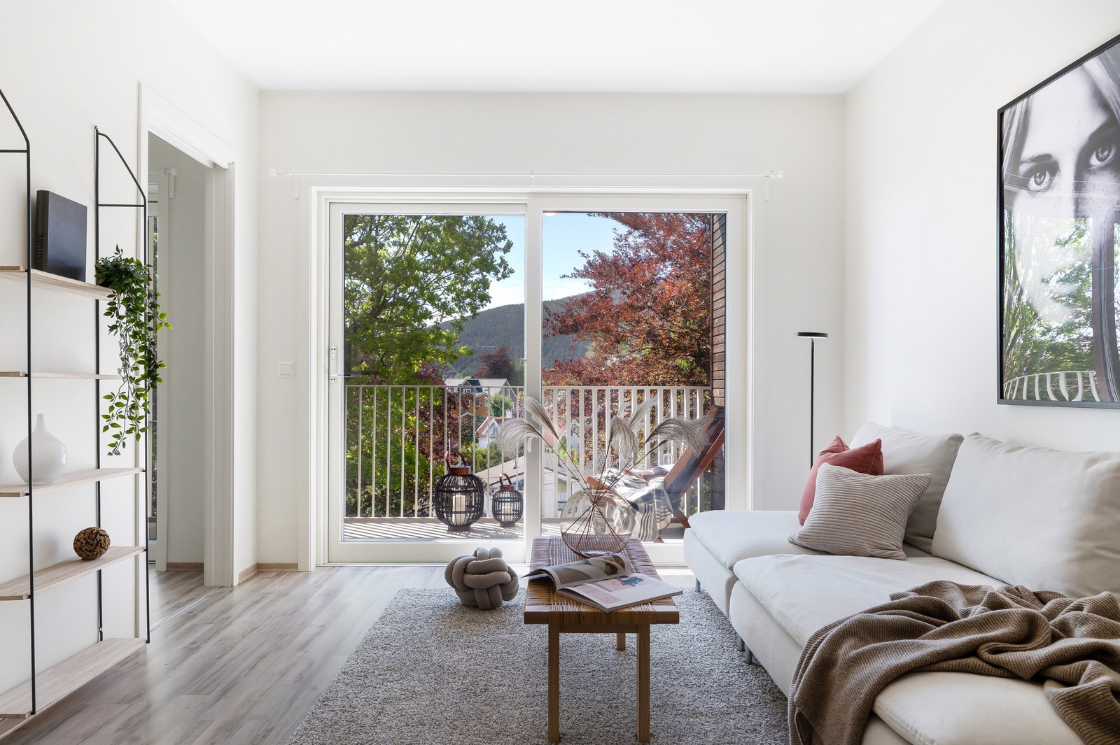 Lys og fin stue med utgang til terrasse. Galleribilde