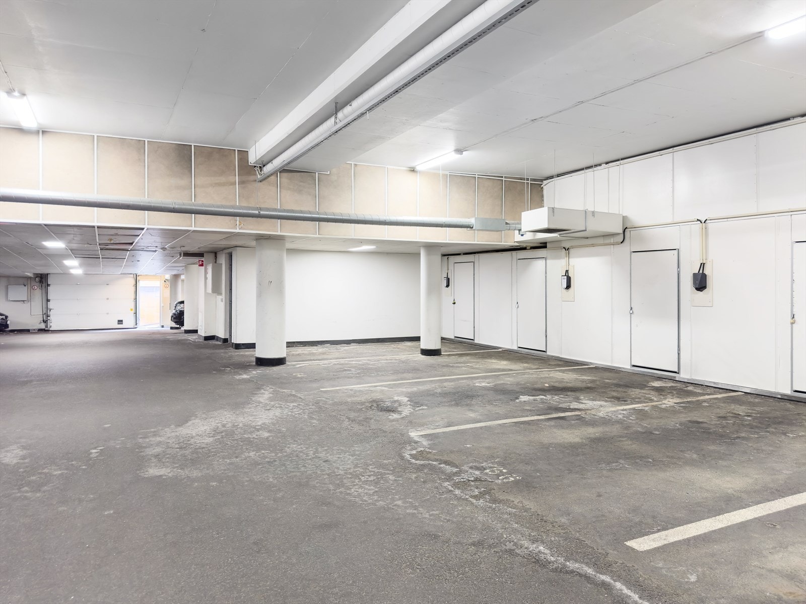 Leiligheten har også egen parkeringsplass i felles garasjeanlegg med el-bil lader. Fra garasjen tar du heis direkte opp i 6. etasje. Galleribilde