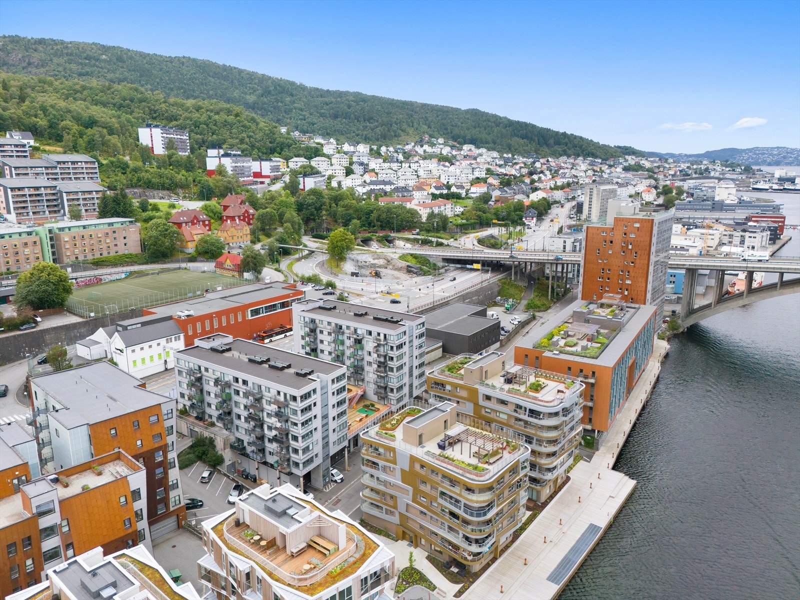 Fra leiligheten er det gangavstand til både sentrum og alt en trenger i hverdagen. Dagligvarebutikker, kaféer, restauranter, badeplasser, treningssenter og mye mer finnes innen få minutters gange. Galleribilde