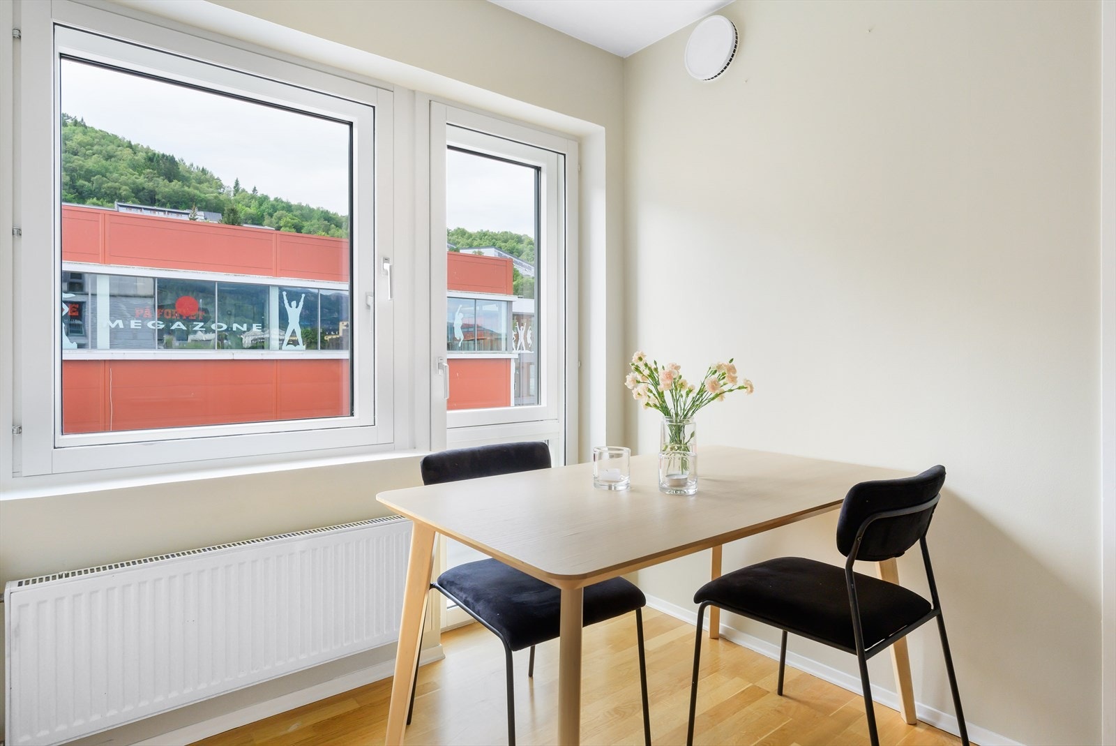 På kjøkkenet er store vindusflater som slipper inn rikelig med naturlig lys. Galleribilde