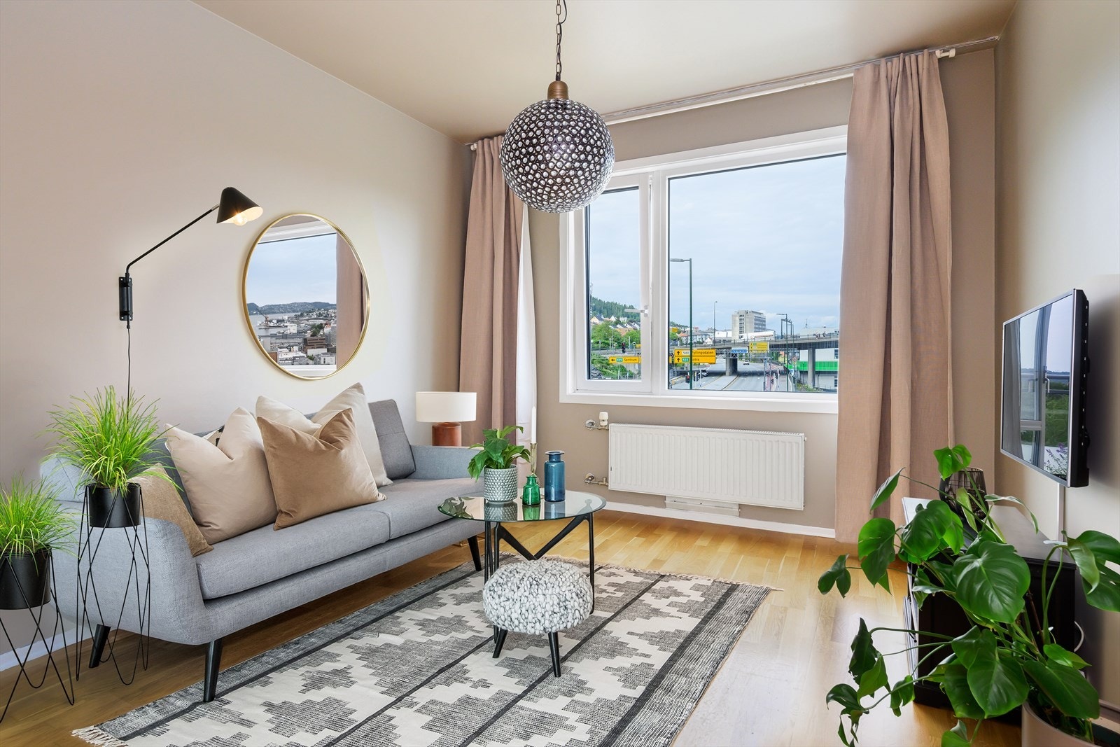 Leilighetens stue ligger adskilt fra kjøkkenet og har god plass til å innrede med sofagruppe. Galleribilde