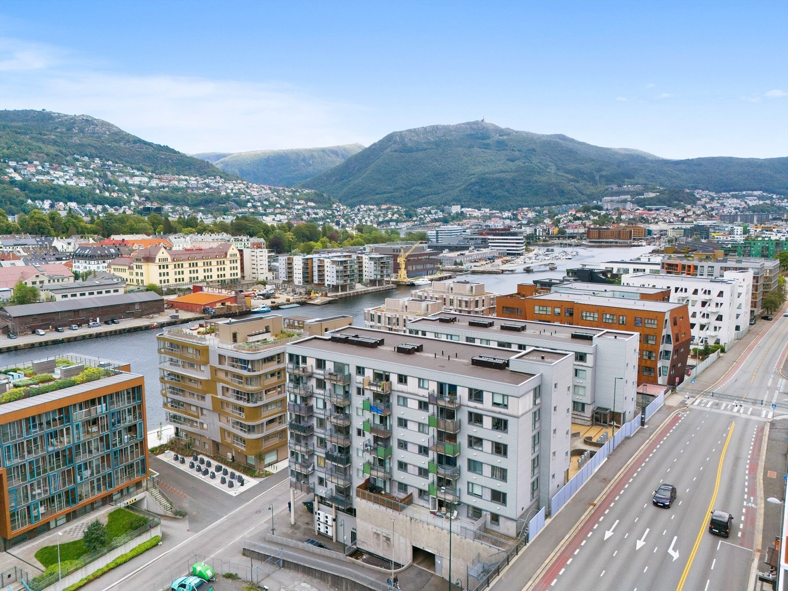 Storsatsingen på Damsgård de siste 10 år har skapt mange nye boliger og arbeidsplasser. Resultatet ser vi nå med en urban bydel med et eldorado av fasiliteter og tilbud. Galleribilde