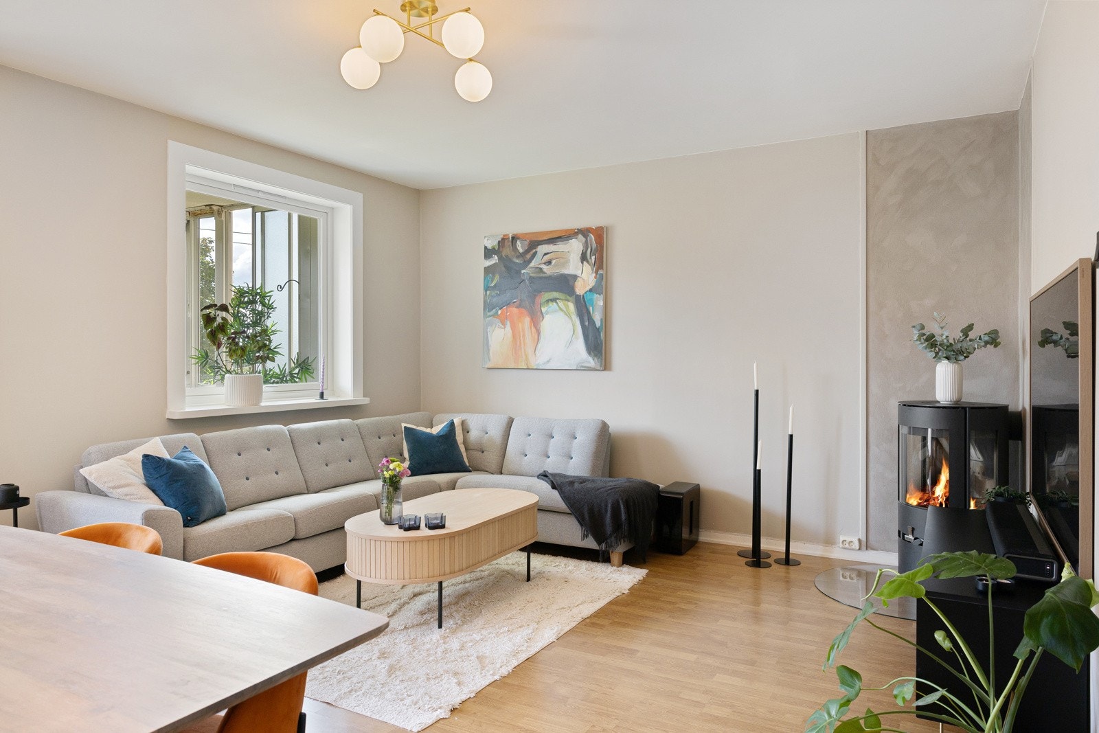 Romslig stue med nyere peis Galleribilde