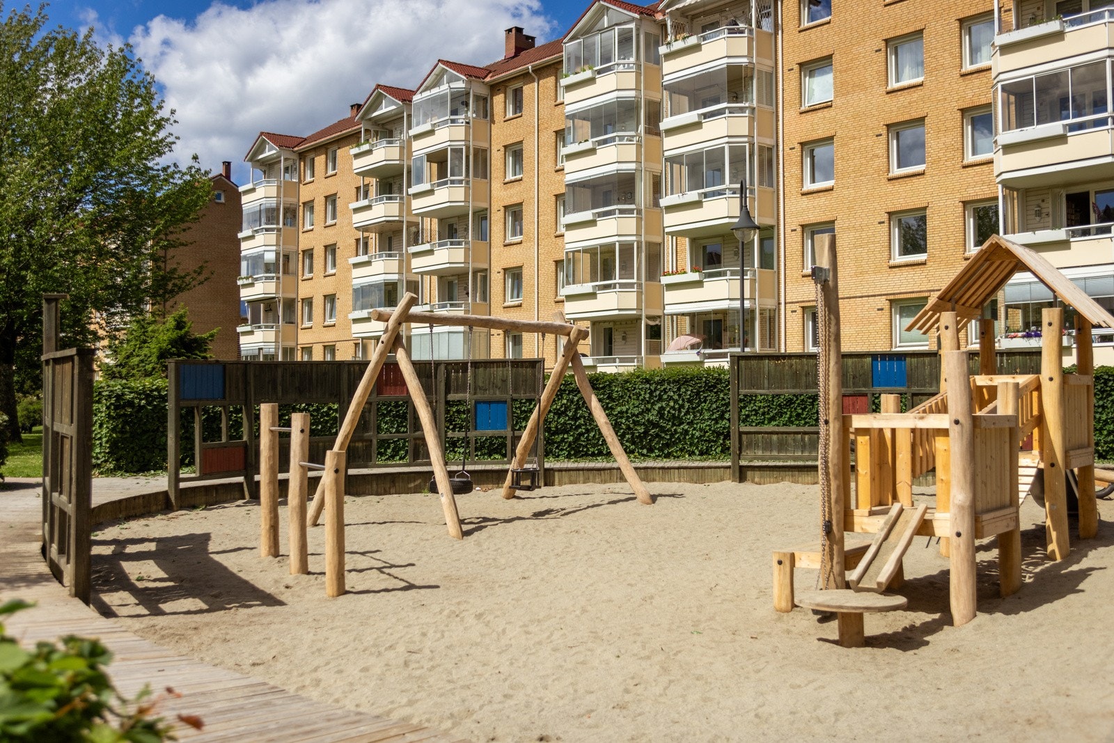 Fasade og lekeplass - perfekt for store og små Galleribilde