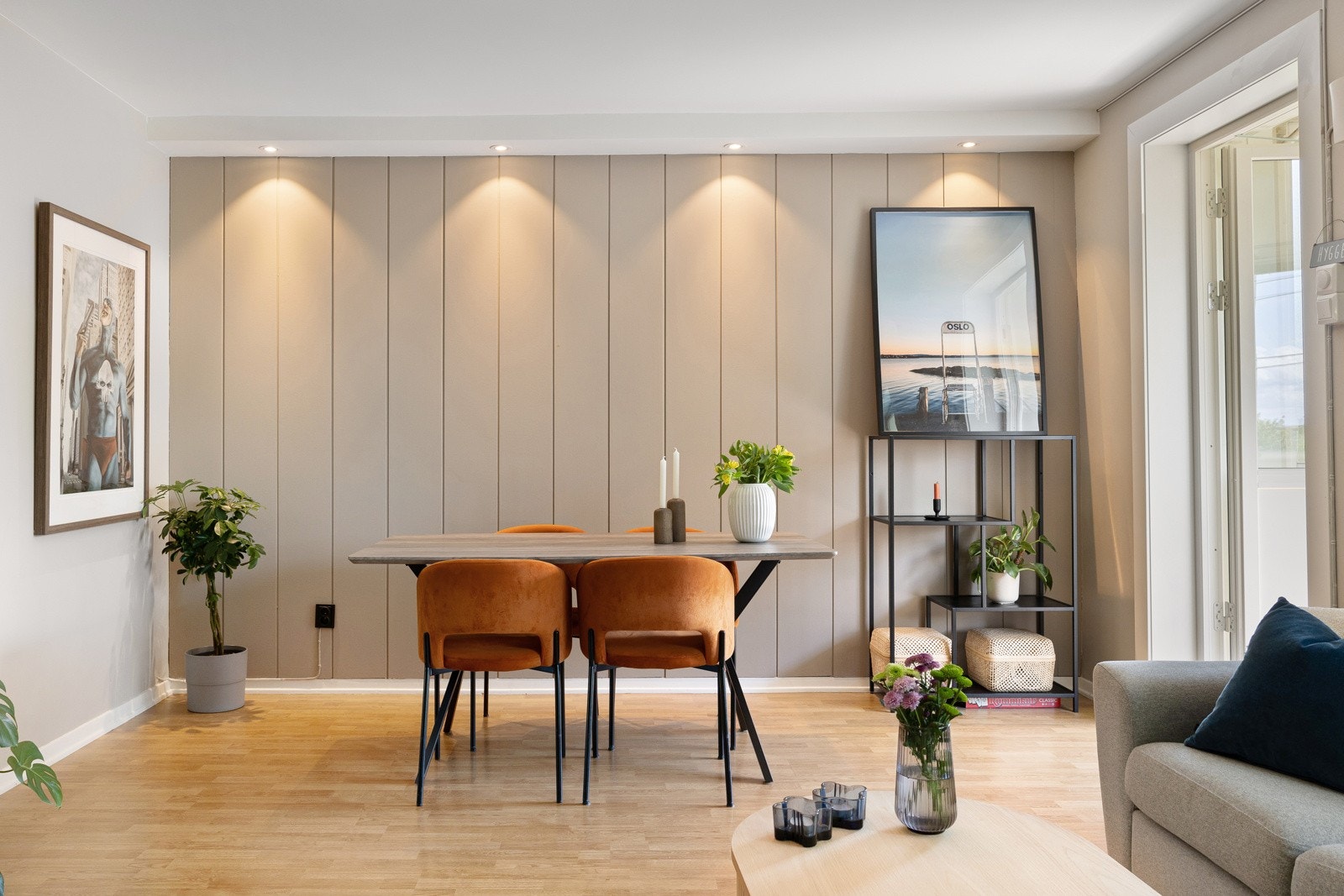 Innbydende stue med store vindusflater som slipper inn rikelig med dagslys Galleribilde
