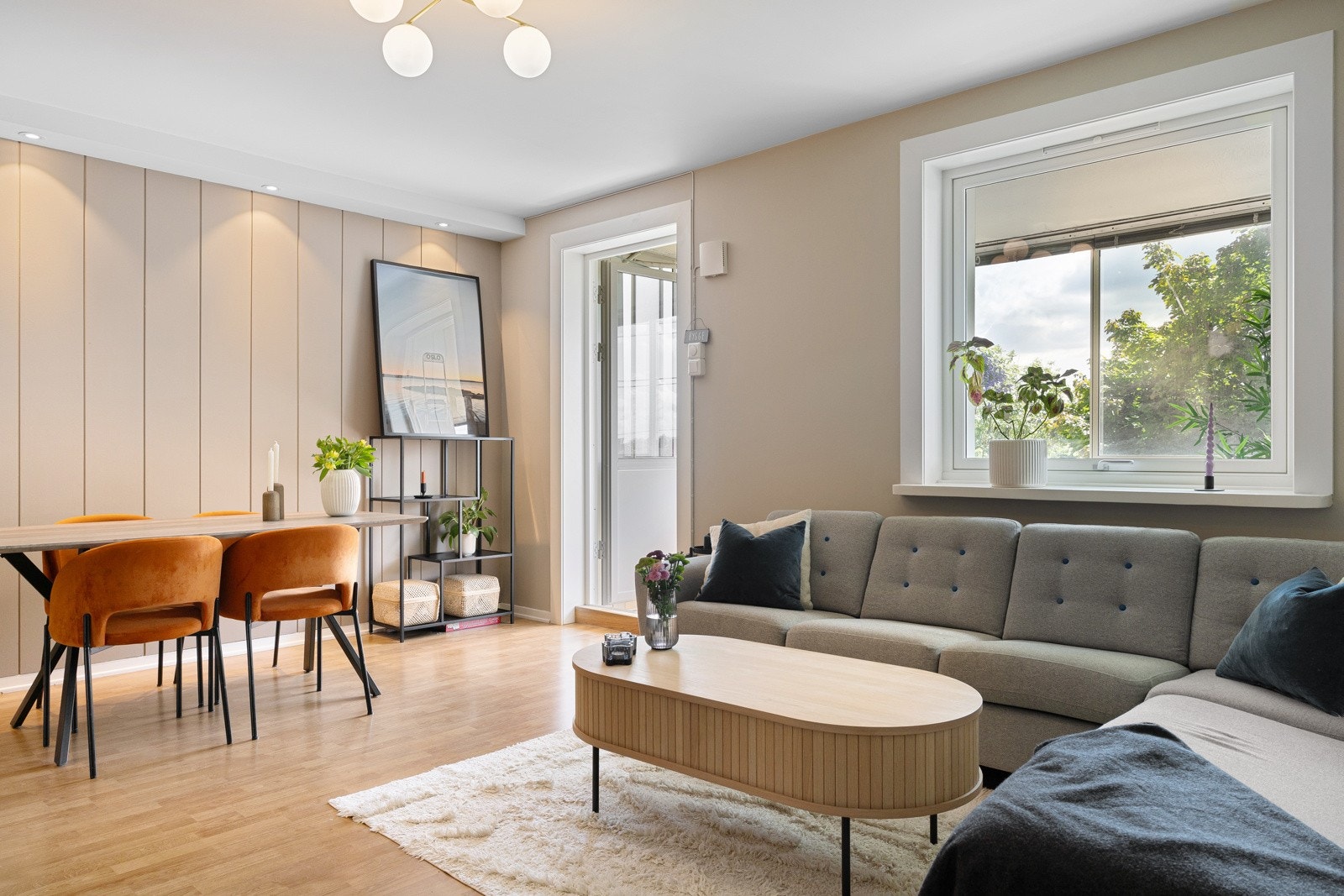 Herlig stue med store lysflater Galleribilde