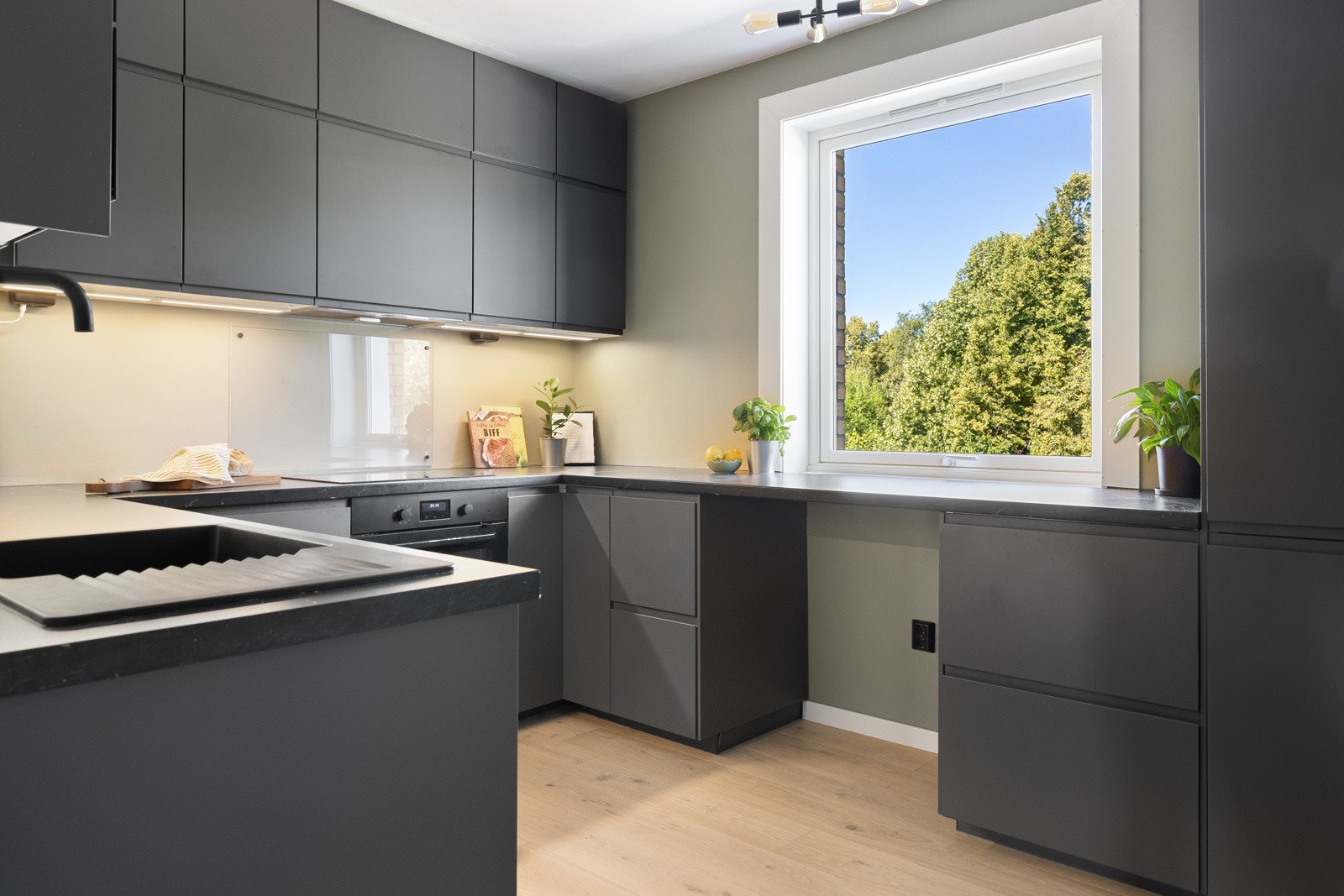 Separat kjøkken med ny innreding i 2020 levert av Ikea Galleribilde