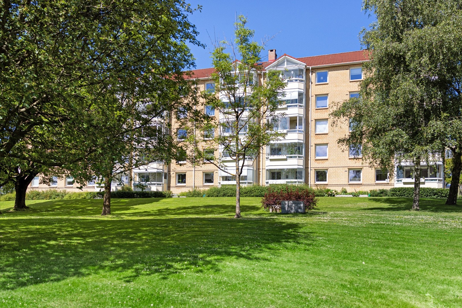 Fasade i frodige omgivelser Galleribilde