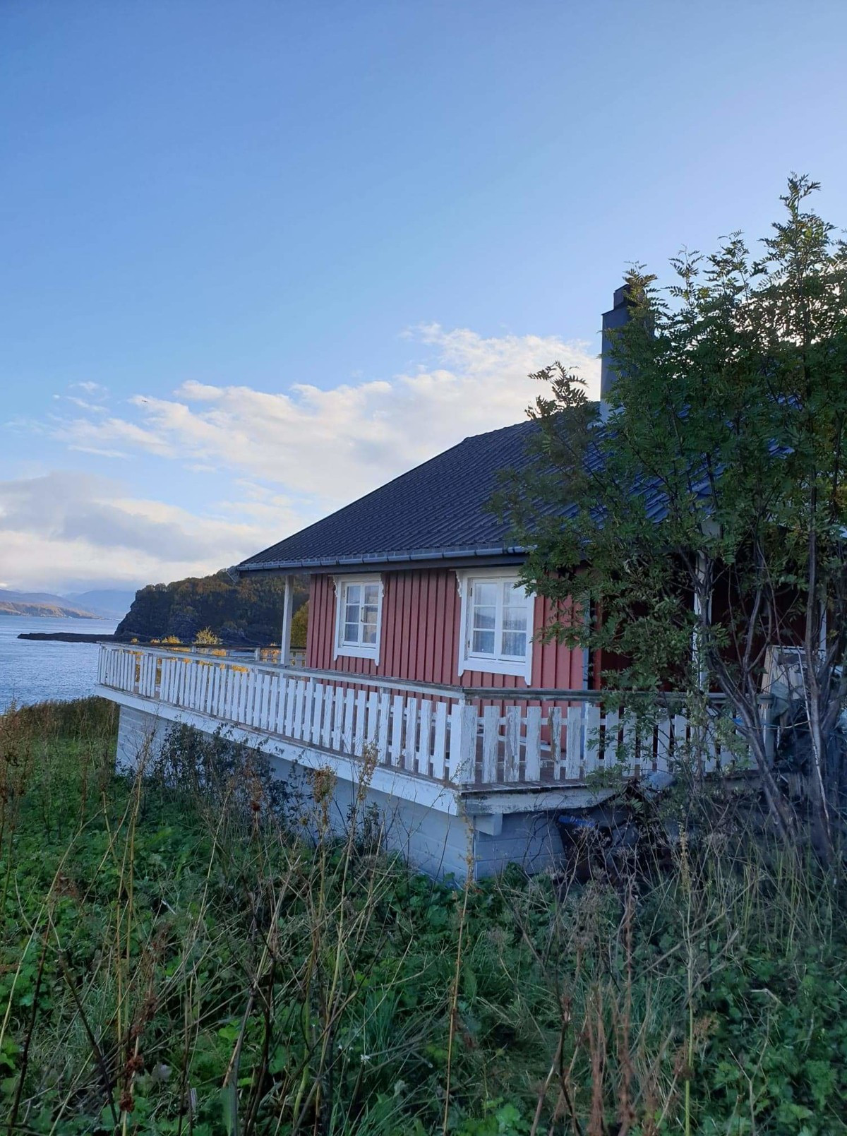 Hytta ligger idyllisk til i et usjenert område med umiddelbar nærhet til sjø og fiske