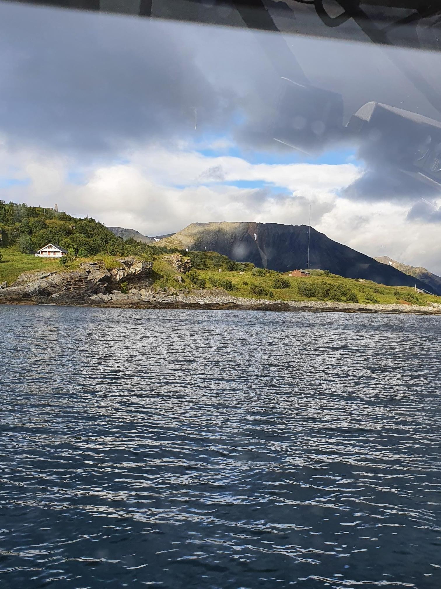 Hytta ligger i et rolig og idyllisk område. Her er det umiddelbar tilgang til sjø og friluftsliv