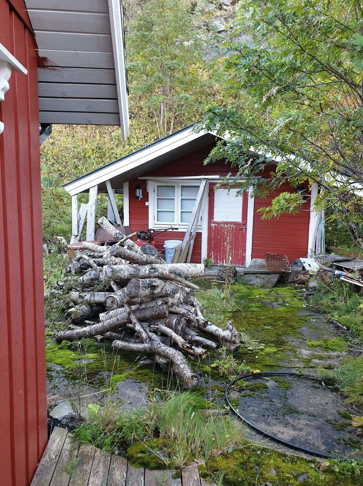 På eiendommen står det i tillegg et anneks og et uthus