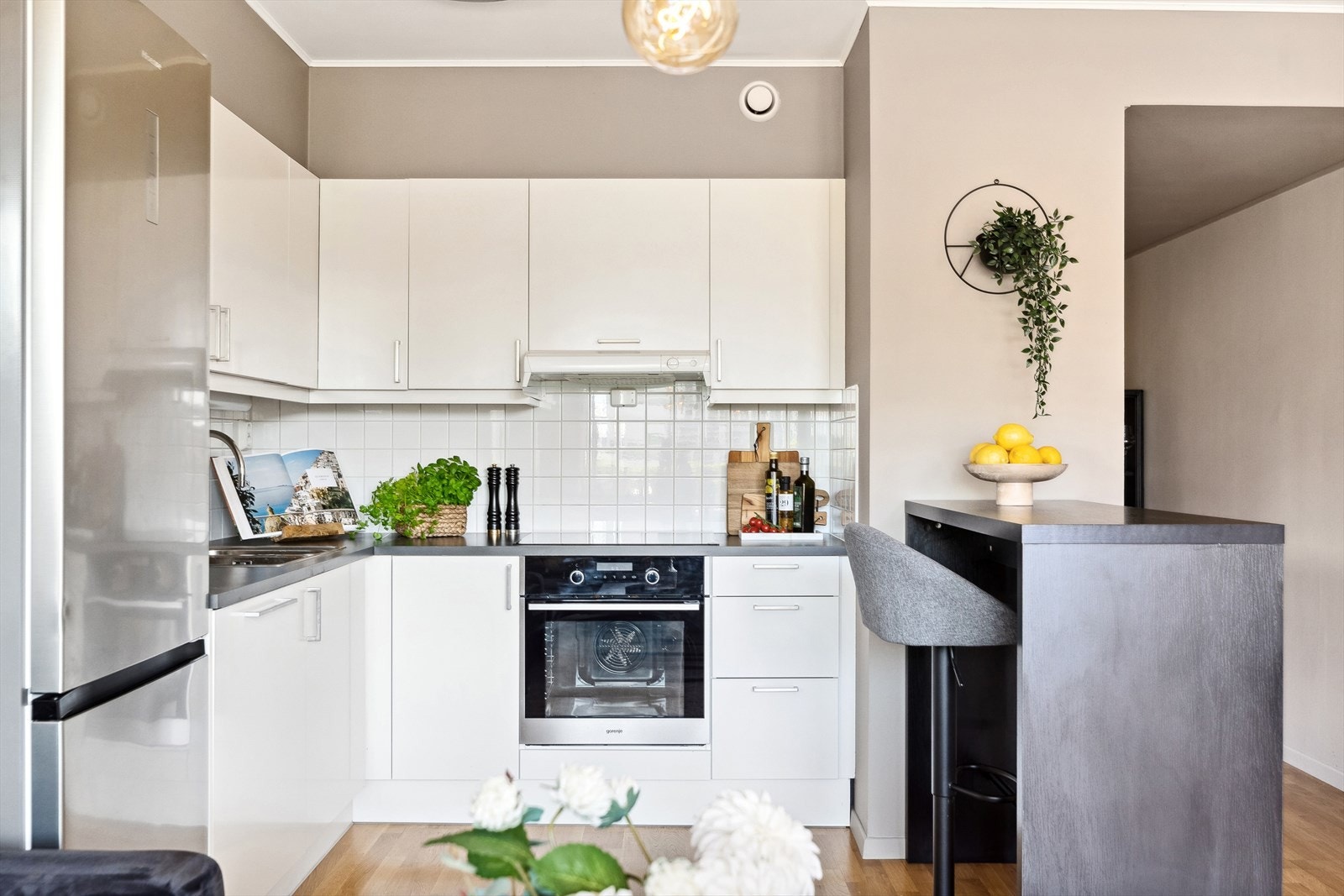 Hvitevarene består av stekeovn, platetopp, oppvaskmaskin og kombinert kjøle/fryseskap. Galleribilde