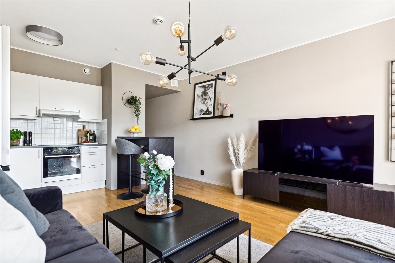 Stue/kjøkken har parkettgulv og pent malte vegger. Galleribilde