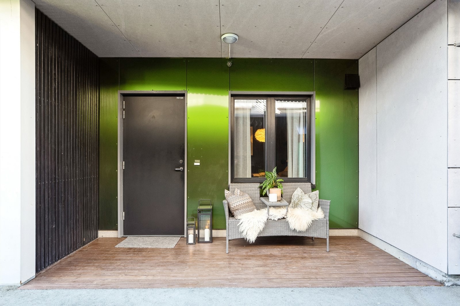 Trivelig inngangsparti, overbygd uteplass på begge sider av leiligheten. Galleribilde